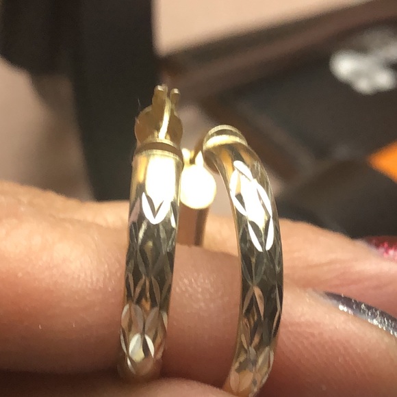 Two tone etched hoop earrings - Picture 2 of 4